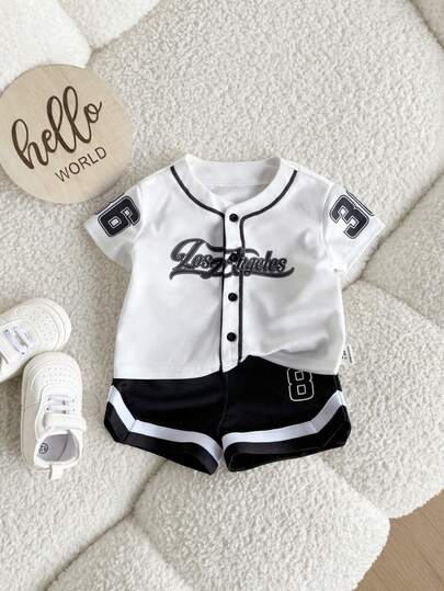SHEIN طقم قميص قصير الأكمام فضفاض مطبوع عليه حرف وشورت للأطفال الرضع الصبيان، ملابس رياضية كاجوال وعملية