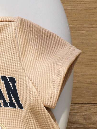 SHEIN مجموعة من قطعتين للأطفال الصبيان، تتكون من ملابس علوية كاجوال قصيرة الأكمام مطبوعة بحرف وشورت ذو خصر مطاطي، مناسبة للصيف