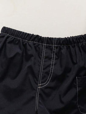 SHEIN مجموعة من قطعتين للأطفال الصبيان، تتكون من ملابس علوية كاجوال قصيرة الأكمام مطبوعة بحرف وشورت ذو خصر مطاطي، مناسبة للصيف