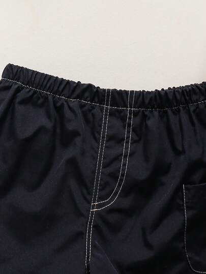 SHEIN مجموعة من قطعتين للأطفال الصبيان، تتكون من ملابس علوية كاجوال قصيرة الأكمام مطبوعة بحرف وشورت ذو خصر مطاطي، مناسبة للصيف