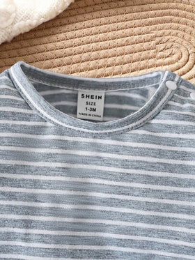 SHEIN طقم ملابس علوية أكمام طويلة مخطط وبذلة جينز مطبوع عليها شعار الدب للأطفال حديثي الولادة