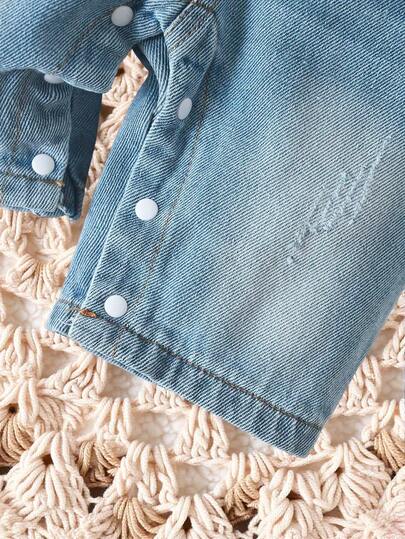 SHEIN طقم ملابس علوية أكمام طويلة مخطط وبذلة جينز مطبوع عليها شعار الدب للأطفال حديثي الولادة