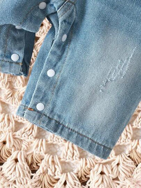 SHEIN طقم ملابس علوية أكمام طويلة مخطط وبذلة جينز مطبوع عليها شعار الدب للأطفال حديثي الولادة