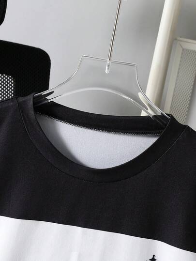 SHEIN مجموعة من قميص كم قصير مخطط وشورت رياضي كاجوال مناسبة للمراهقين الذكور، مناسبة للصيف وعدة مواسم، 2 قطعة