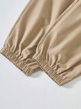 SHEIN Mirajuku مجموعة بنطلون كارجو بيج وتي شيرت أسود بأكمام قصيرة مطبوع للأولاد، ملابس كاجوال للربيع والصيف، قطعتان