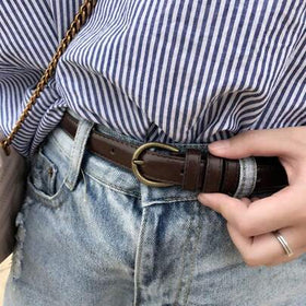 حزام جلد صغير الحجم، مناسب للرجال والنساء مع بناطيل الجينز. مزين بزخارف عتيقة فاخرة، حزام جلد بني مناسب لمختلف المناسبات.