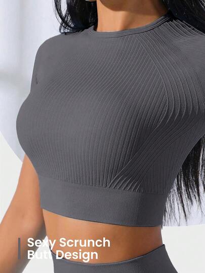 Gameset SHEIN Sport بدلة رياضية نسائية من قطعتين (توب وبنطلون) ذات لون أحادي مصنوعة من قماش مرن وناعم، بأكمام قصيرة، مناسبة للتمارين الرياضية والتدريبات