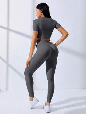 Gameset SHEIN Sport بدلة رياضية نسائية من قطعتين (توب وبنطلون) ذات لون أحادي مصنوعة من قماش مرن وناعم، بأكمام قصيرة، مناسبة للتمارين الرياضية والتدريبات