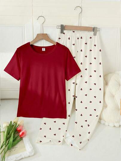 SHEIN طقم ملابس علوية قصيرة الأكمام ذات رقبة دائرية باللون الأحمر مع بنطلون مطبوع بالكرز الأحمر، طقم ملابس منزلية مريح وأنيق من قطعتين، ملابس علوية قصيرة الأكمام ذات رقبة دائرية وبنطلون محبوك