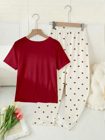 SHEIN طقم ملابس علوية قصيرة الأكمام ذات رقبة دائرية باللون الأحمر مع بنطلون مطبوع بالكرز الأحمر، طقم ملابس منزلية مريح وأنيق من قطعتين، ملابس علوية قصيرة الأكمام ذات رقبة دائرية وبنطلون محبوك