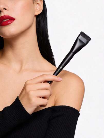 Lancôme فرشاة أساس ذات قمة مسطحة طويلة الأمد. أساس خفيف الوزن لا يمتص الكثير من المنتج. تصميم قطعة واحدة محمول. فرشاة مكياج رفيعة
