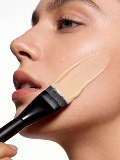 Lancôme فرشاة أساس ذات قمة مسطحة طويلة الأمد. أساس خفيف الوزن لا يمتص الكثير من المنتج. تصميم قطعة واحدة محمول. فرشاة مكياج رفيعة