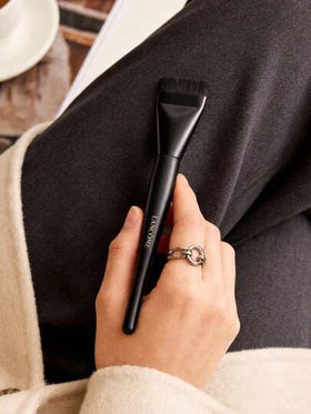 Lancôme فرشاة أساس ذات قمة مسطحة طويلة الأمد. أساس خفيف الوزن لا يمتص الكثير من المنتج. تصميم قطعة واحدة محمول. فرشاة مكياج رفيعة