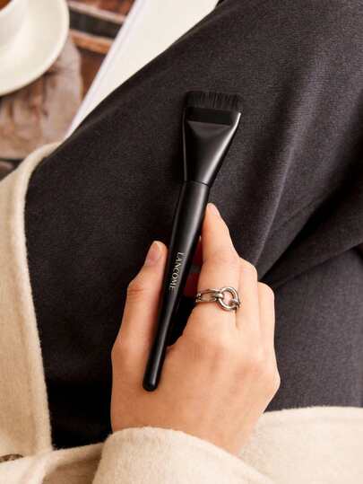 Lancôme فرشاة أساس ذات قمة مسطحة طويلة الأمد. أساس خفيف الوزن لا يمتص الكثير من المنتج. تصميم قطعة واحدة محمول. فرشاة مكياج رفيعة