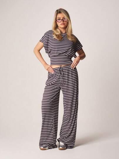 MISSGUIDED مجموعة قطعتين مخططة تتكون من توب قصير وبنطلون ساق واسعة مع رباط، ملابس منزلية كاجوال من الحياكة المضلعة، أزياء متناسقة للربيع والصيف