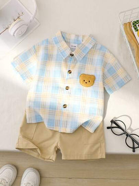 SHEIN Playful Pals مجموعة قميص أزرق فاتح مخطط مربعات وشورت كاكي للأطفال الصبية، مناسبة للموضة اليومية والمدرسة والسفر والرياضة في الربيع والصيف، 2 قطعة/مجموعة