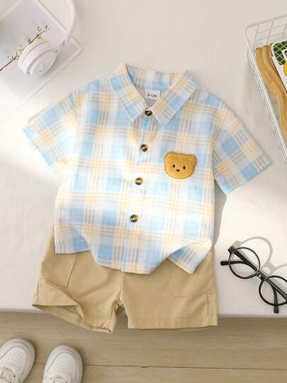 SHEIN Playful Pals مجموعة قميص أزرق فاتح مخطط مربعات وشورت كاكي للأطفال الصبية، مناسبة للموضة اليومية والمدرسة والسفر والرياضة في الربيع والصيف، 2 قطعة/مجموعة