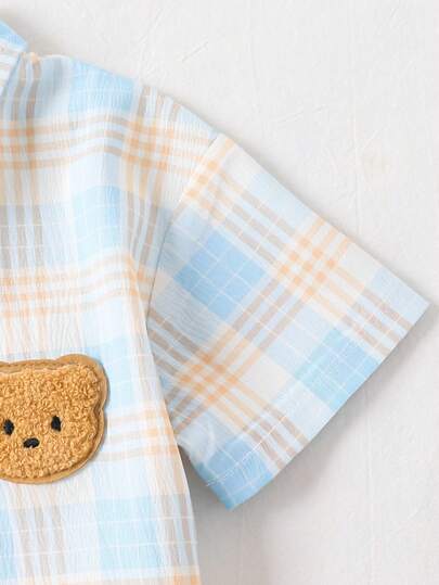 SHEIN Playful Pals مجموعة قميص أزرق فاتح مخطط مربعات وشورت كاكي للأطفال الصبية، مناسبة للموضة اليومية والمدرسة والسفر والرياضة في الربيع والصيف، 2 قطعة/مجموعة