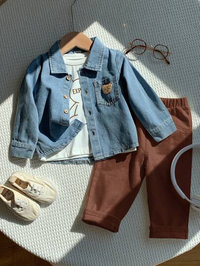 SHEIN 3 قطع طقم ملابس للأطفال الصبيان للخريف/الشتاء، جاكيت جينز دب كاجوال، تي شيرت أبيض بأكمام طويلة، بنطلون بيج، مناسب لحفلة عيد الميلاد، الحفلات المسائية، حفلات الزفاف، حفلات استقبال المولود، المعمودية وعيد الميلاد الأول، ملابس كيوت للروضة
