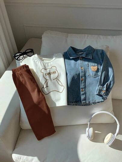 SHEIN 3 قطع طقم ملابس للأطفال الصبيان للخريف/الشتاء، جاكيت جينز دب كاجوال، تي شيرت أبيض بأكمام طويلة، بنطلون بيج، مناسب لحفلة عيد الميلاد، الحفلات المسائية، حفلات الزفاف، حفلات استقبال المولود، المعمودية وعيد الميلاد الأول، ملابس كيوت للروضة