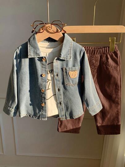 SHEIN 3 قطع طقم ملابس للأطفال الصبيان للخريف/الشتاء، جاكيت جينز دب كاجوال، تي شيرت أبيض بأكمام طويلة، بنطلون بيج، مناسب لحفلة عيد الميلاد، الحفلات المسائية، حفلات الزفاف، حفلات استقبال المولود، المعمودية وعيد الميلاد الأول، ملابس كيوت للروضة