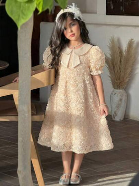 SHEIN فستان كاجوال للفتاة الصغيرة بطبعات ملونة وياقة بيتر بان وزهور ثلاثية الأبعاد