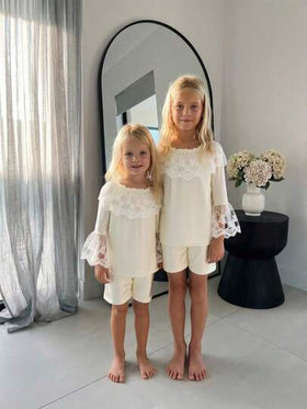 Elladie kids مجموعة ملابس علوية كاجوال مع أكمام مزينة بالدانتيل وشورت كاجوال بلون واحد للفتيات المراهقات 2 قطعة