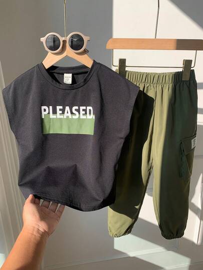 SHEIN مجموعة بنطلون وتي شيرت للأولاد الأطفال 2 قطعة، تي شيرت بياقة طاقم وأكمام قصيرة فضفاضة مطبوع عليه حرف، وبنطلون رياضي بجيب مريح