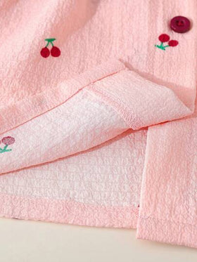 Genkimix Kids طقم بيجامات للفتيات الصغيرات، مريح وأنيق بطبعة الكرز مع تطريز كشكش، أكمام قصيرة وبنطال طويل 2 قطعة ملابس نوم