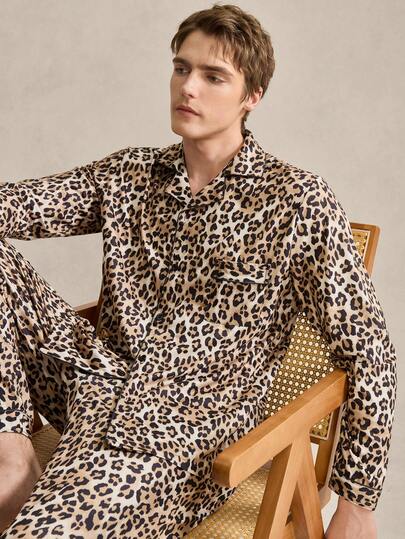 EverLounge بيجامة رجالية، تتميز بطبعة نمر كلاسيكية، ملابس علوية علوي مزود بأزرار وجيوب، وبنطلون مطابق مطبوع. تضيف طبعة النمر المستوحاة من الطراز القديم لمسة جمالية إلى التصميم البسيط.