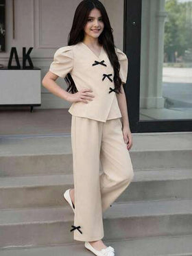 SHEIN Elladie kids مجموعة من قطعتين: ملابس علوية بأكمام منتفخة مع أزرار مائلة وهيم مطوي، مقترنة مع بنطلون ذو ساق مستقيمة وواسعة