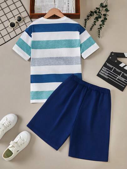 SHEIN Mirajuku طقم قصير الأكمام بياقة طاقم وشورت مخطط للفتيان المراهقين، طقم كاجوال