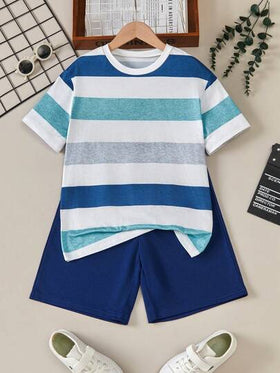 SHEIN Mirajuku طقم قصير الأكمام بياقة طاقم وشورت مخطط للفتيان المراهقين، طقم كاجوال
