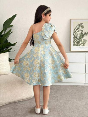 SHEIN فستان أنيق بطول الركبة مزين بفراشة من قماش البروكار الأزهار لفتيات المراهقات، مناسب للحفلات والعودة إلى المدرسة والأسلوب الأنيق والأميري وحفلات الزفاف وأعياد الميلاد، بتصميم كتف غير متماثل وخصر مناسب