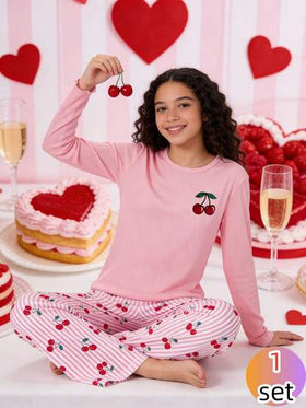 Genkimix Kids طقم بيجامات للبنات، ملابس علوية من قماش محبوك مطبوع بالكرز الأحمر، رقبة طاقم، أكمام طويلة، حافة مكرمشة، وأسفل مطابق من قماش ناعم مخمل مع خطوط عمودية وردية وبيضاء ومطبوع بالكرز، مريح ودافئ، مناسب للربيع والخريف والشتاء