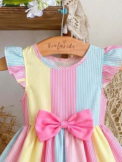 SHEIN Playful Pals فستان للبنات من عمر 6 أشهر إلى 3-2 سنوات، بتصميم شريطي عمودي متعدد الألوان على طراز عقدة الفراشة ، مع عقدة وردية ثلاثية الأبعاد وتصميم أكمام طائرة صغيرة، من قماش رقيق، بطراز أميرة جميل، مناسب لحفلات عيد الميلاد والاستخدام اليومي في الخا