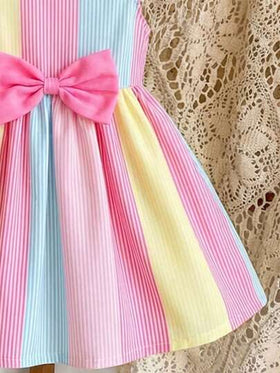 SHEIN Playful Pals فستان للبنات من عمر 6 أشهر إلى 3-2 سنوات، بتصميم شريطي عمودي متعدد الألوان على طراز عقدة الفراشة ، مع عقدة وردية ثلاثية الأبعاد وتصميم أكمام طائرة صغيرة، من قماش رقيق، بطراز أميرة جميل، مناسب لحفلات عيد الميلاد والاستخدام اليومي في الخا