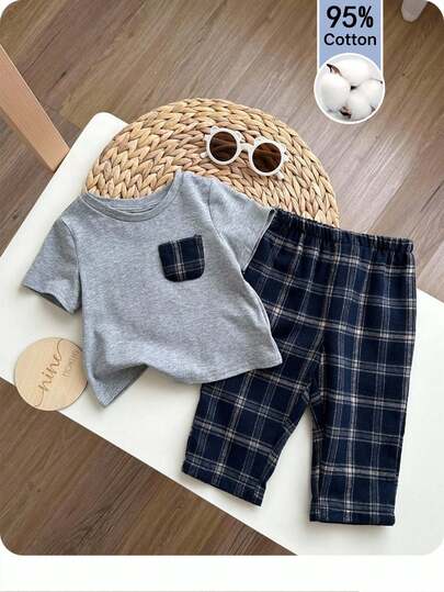 SHEIN طقم بيجامة أطفال من قطعتين لولد رضيع بتصميم مربع المربعات مكون من تي شيرت جيب وشورت مربعات، راحة وأناقة في الاستخدام اليومي