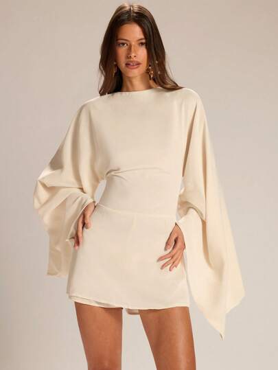 SHEIN BAE جمبسوت قصيرة نسائية بياقة مستديرة وأكمام خفافيش وظهر مكشوف، بلون المشمش والأبيض، جمبسوت أنيقة
