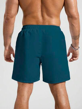 Manfinity Swimmode شورت شاطئ فضفاض بخصر رباط وجيوب مائلة مطبوع عليه أرقام وأحرف وأشجار النخيل الاستوائية، طراز الإجازة الصيفية للرجال
