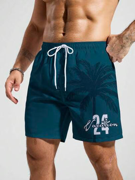 Manfinity Swimmode شورت شاطئ فضفاض بخصر رباط وجيوب مائلة مطبوع عليه أرقام وأحرف وأشجار النخيل الاستوائية، طراز الإجازة الصيفية للرجال