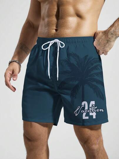Manfinity Swimmode شورت شاطئ فضفاض بخصر رباط وجيوب مائلة مطبوع عليه أرقام وأحرف وأشجار النخيل الاستوائية، طراز الإجازة الصيفية للرجال