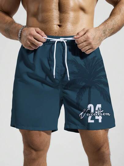 Manfinity Swimmode شورت شاطئ فضفاض بخصر رباط وجيوب مائلة مطبوع عليه أرقام وأحرف وأشجار النخيل الاستوائية، طراز الإجازة الصيفية للرجال