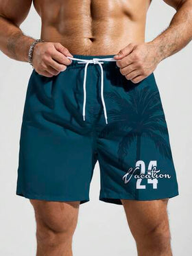 Manfinity Swimmode شورت شاطئ فضفاض بخصر رباط وجيوب مائلة مطبوع عليه أرقام وأحرف وأشجار النخيل الاستوائية، طراز الإجازة الصيفية للرجال
