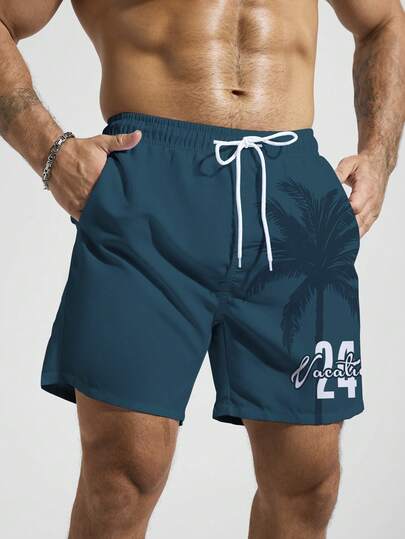 Manfinity Swimmode شورت شاطئ فضفاض بخصر رباط وجيوب مائلة مطبوع عليه أرقام وأحرف وأشجار النخيل الاستوائية، طراز الإجازة الصيفية للرجال