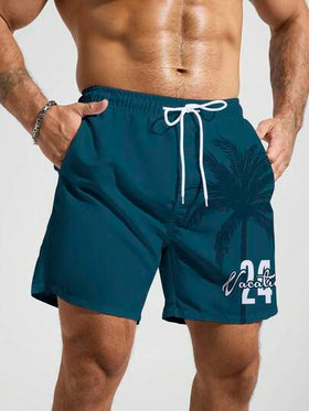 Manfinity Swimmode شورت شاطئ فضفاض بخصر رباط وجيوب مائلة مطبوع عليه أرقام وأحرف وأشجار النخيل الاستوائية، طراز الإجازة الصيفية للرجال
