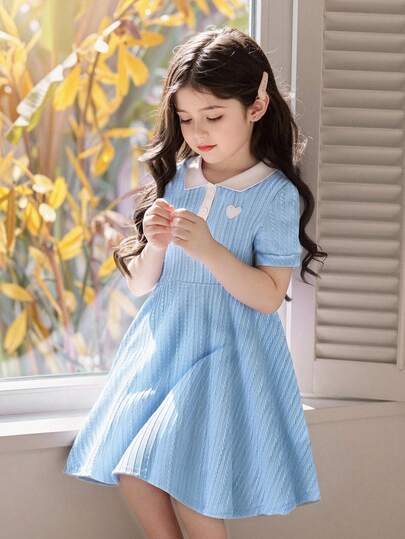 SHEIN فستان بولو كاجوال أزرق فاتح للبنات الصغيرات، طوق أبيض سادة، أزرار بيضاء، نمط تطريز قلب أبيض، فستان قصير الأكمام نصف مفتوح الأمام مخصر، مناسب للبنات الصغيرات، بطراز كوري، بسيط، أنيق، أكاديمي، مناسب للمدرسة اليومية، الخروجات، العطلات، الحفلات