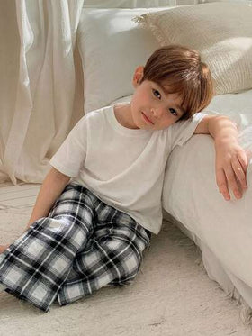 Dazy Kids مجموعة ملابس كاجوال للأطفال الصغار تتكون من 2 قطعة: تي شيرت بياقة مستديرة بأكمام قصيرة مصنوع من الأقمشة المحبوكة + بنطلون قصير مخطط من الأقمشة المنسوجة، مناسب للربيع والصيف