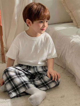Dazy Kids مجموعة ملابس كاجوال للأطفال الصغار تتكون من 2 قطعة: تي شيرت بياقة مستديرة بأكمام قصيرة مصنوع من الأقمشة المحبوكة + بنطلون قصير مخطط من الأقمشة المنسوجة، مناسب للربيع والصيف