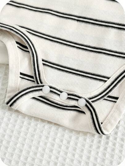 SHEIN 4 قطع طقم رومبر قصير الأكمام مخطط بياقة دائرية كاجوال بسيط للأطفال الرضع ولد/بنت، مناسب للصيف